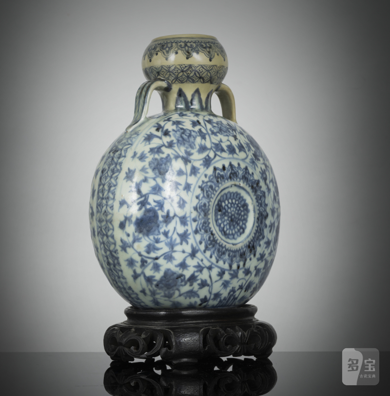 A rare blue and white porcelain pilgrim flask probably made for the Ottoman market on a wooden stand - 图2